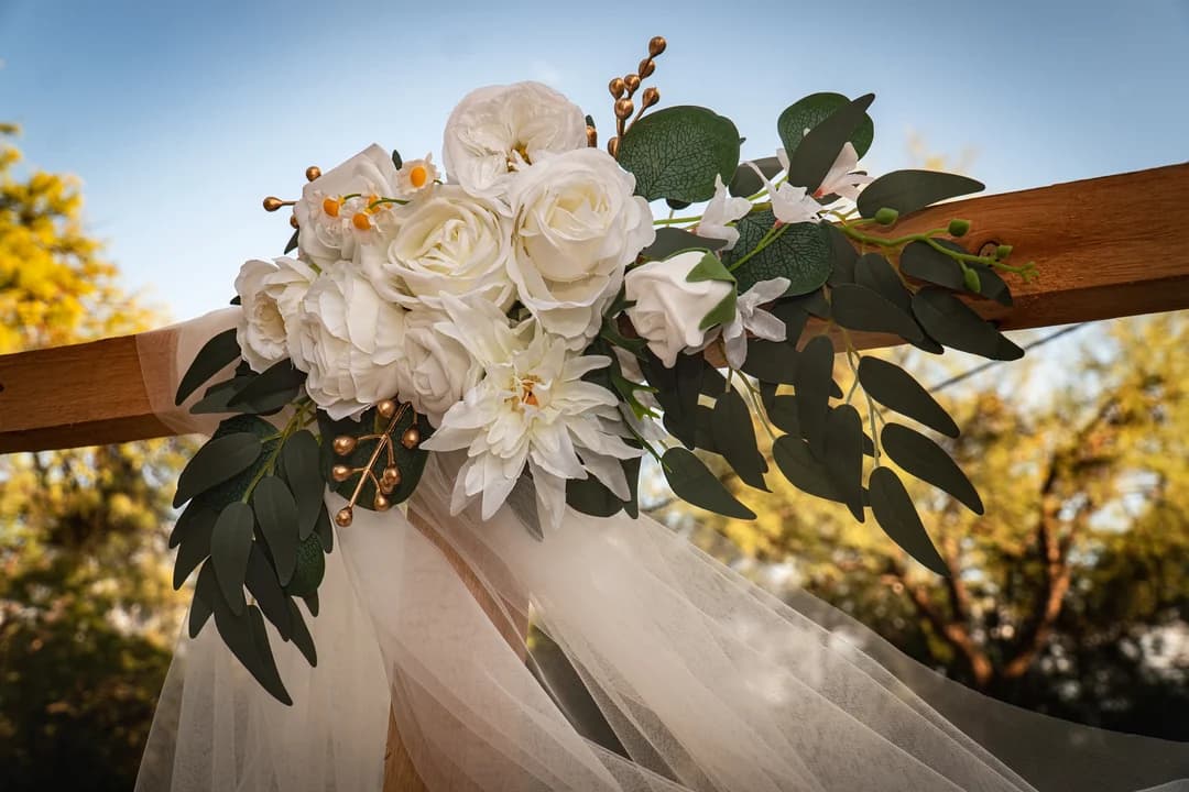 Arreglo floral blanco en altar de madera