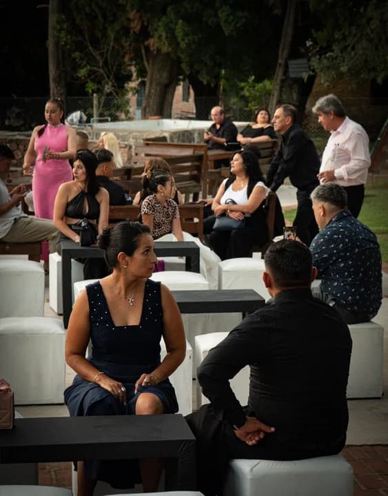 Invitados conversando en lounge de puffs