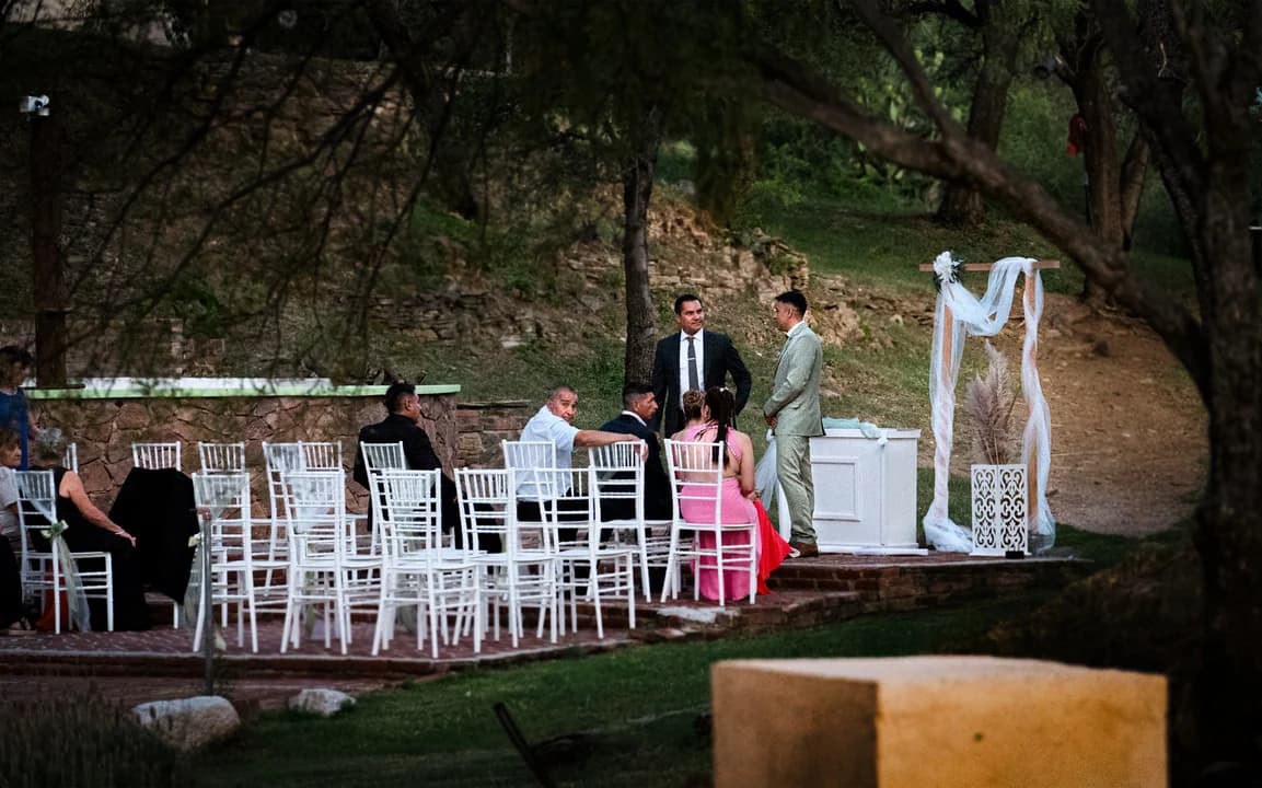 Ceremonia vista entre los árboles - momento íntimo