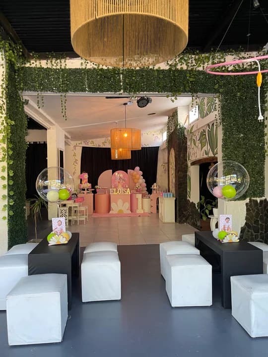 Decoración con lounge blanco, globos y enredaderas