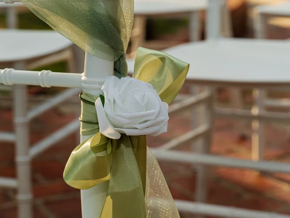 Detalle rosa blanca y lazo en silla ceremonia