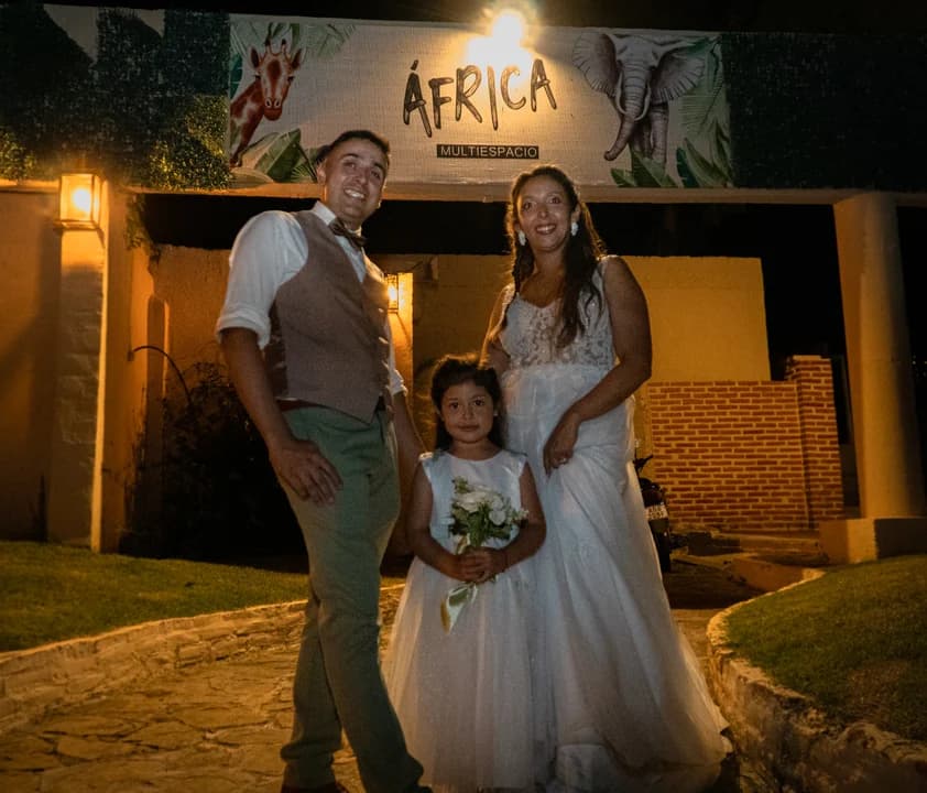 Familia completa frente al cartel África Multiespacio