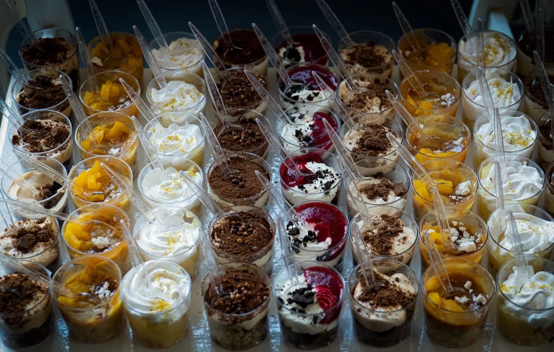 Postres en vasitos - chocolate, frutas, crema