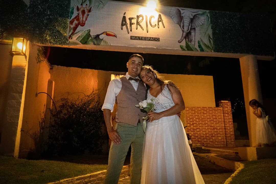 Novios frente al cartel África Multiespacio