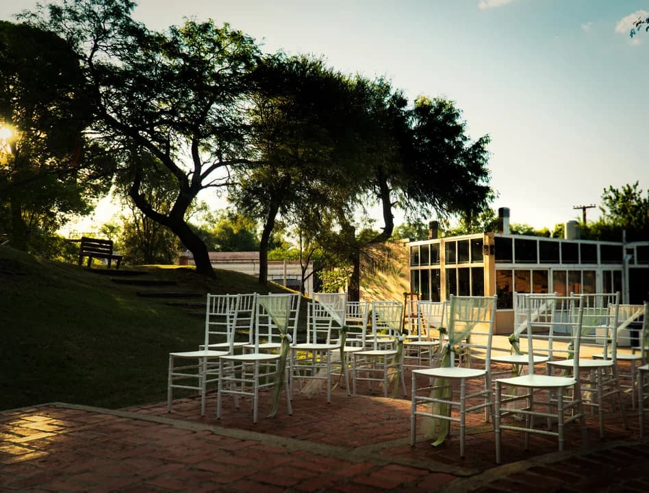 Ceremonia al atardecer con árboles centenarios