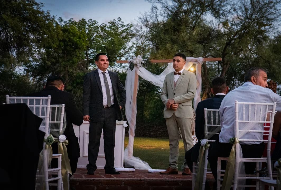 Novios en el altar durante la ceremonia