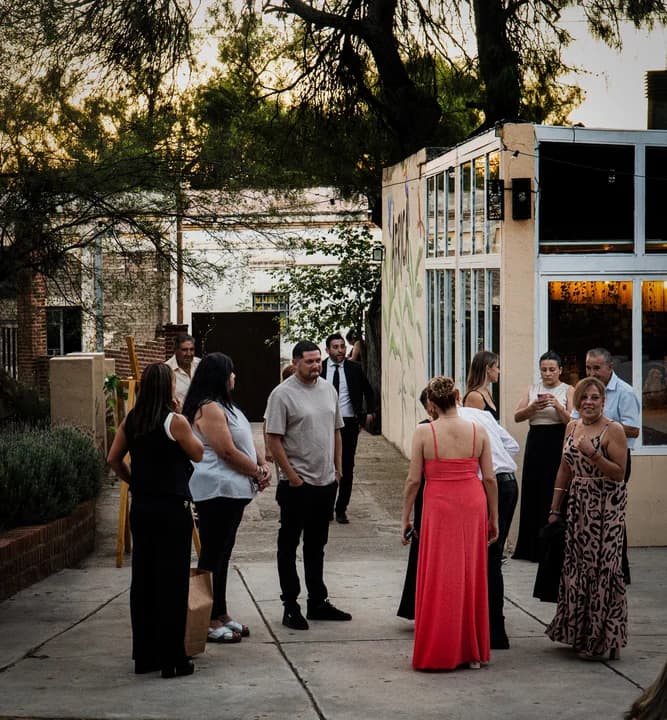 Invitados elegantes llegando al salón