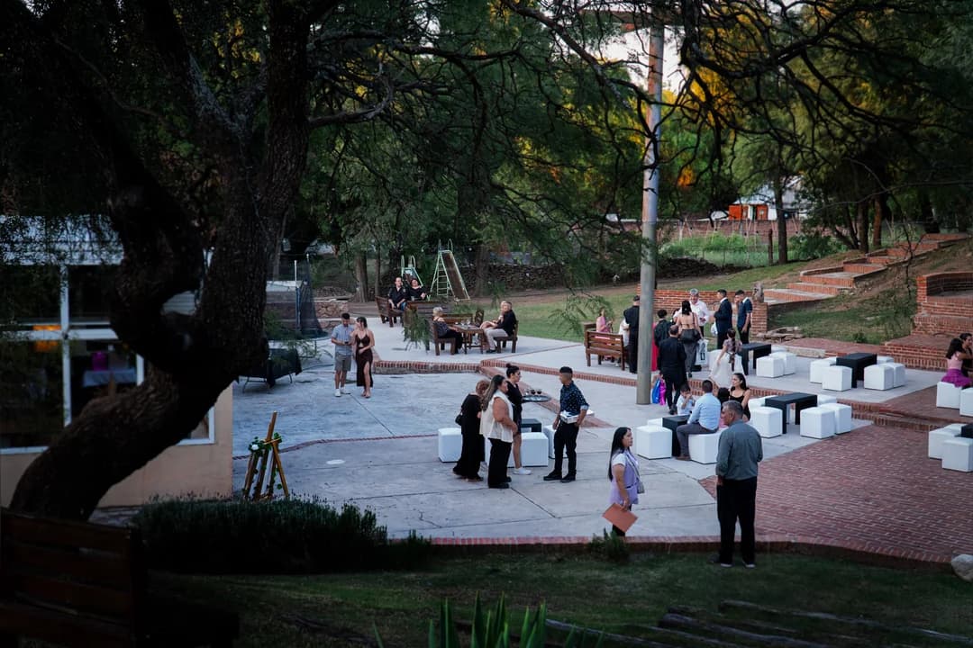 Invitados disfrutando en el patio exterior - vista aérea