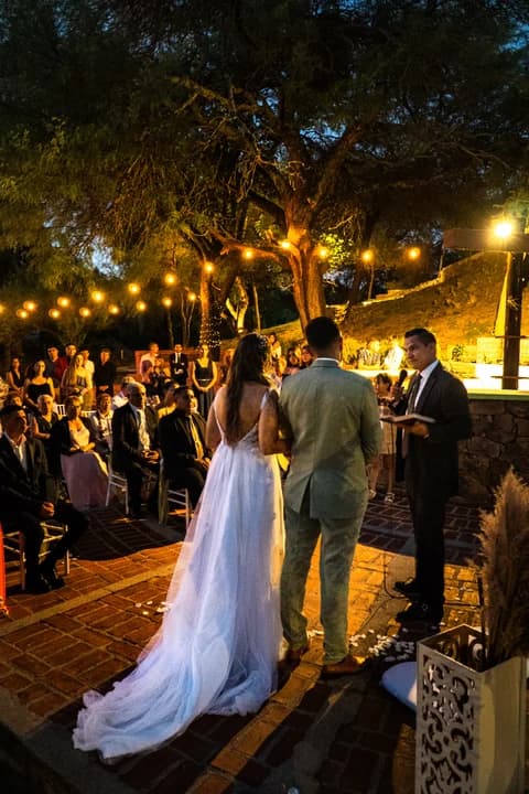 Novios frente al altar con guirnaldas de luces