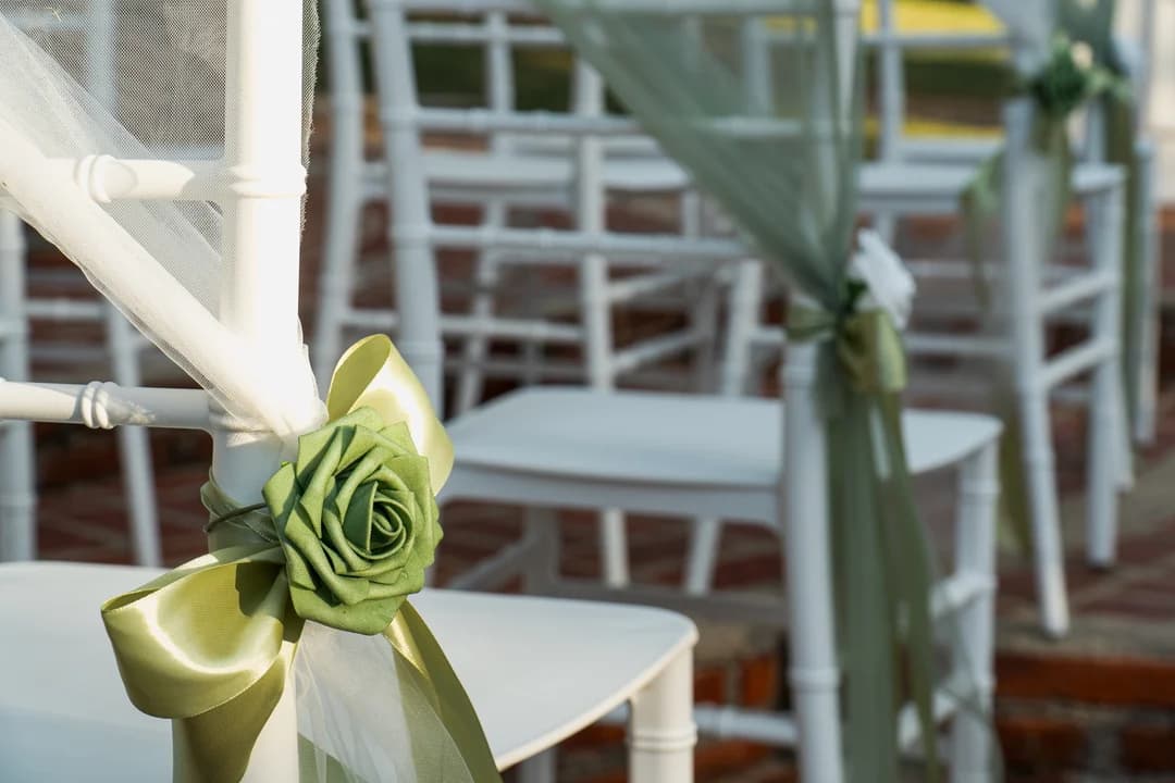 Detalle decoración - rosa verde en silla Tiffany