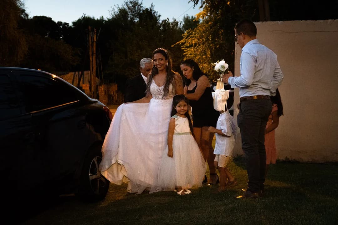 Novia llegando con su pequeña hija