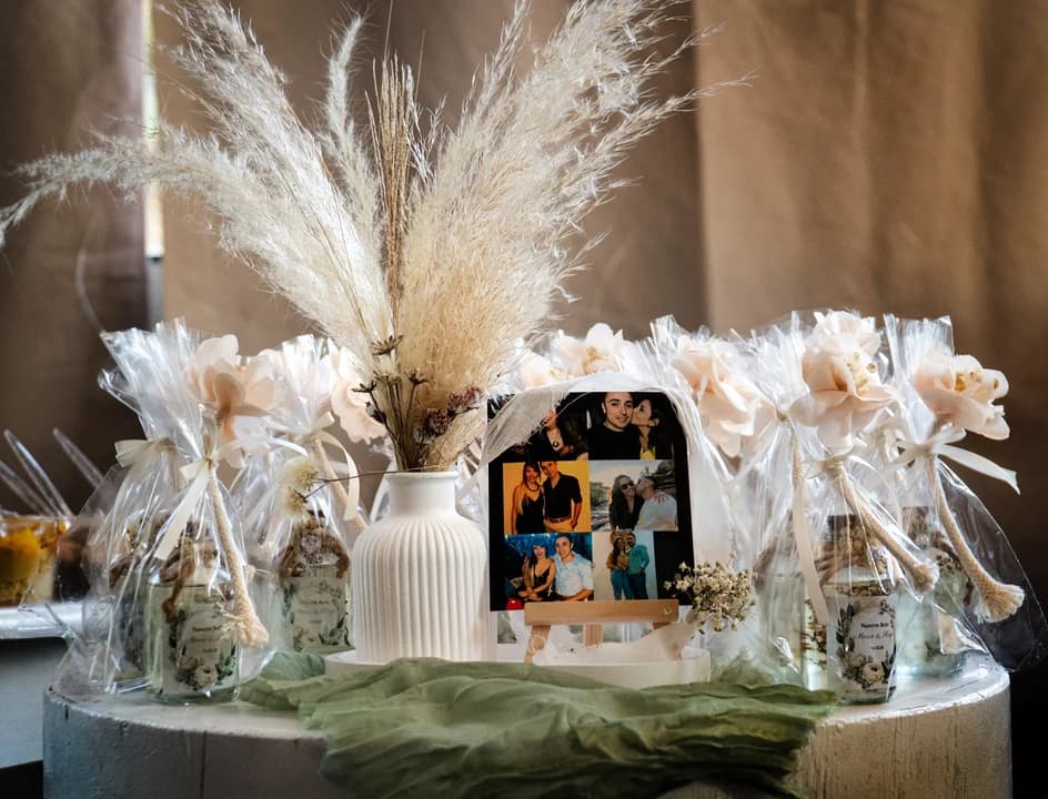 Mesa de souvenirs con portarretrato y arreglo floral