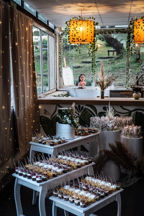 Mesa dulce con cortina de luces de fondo