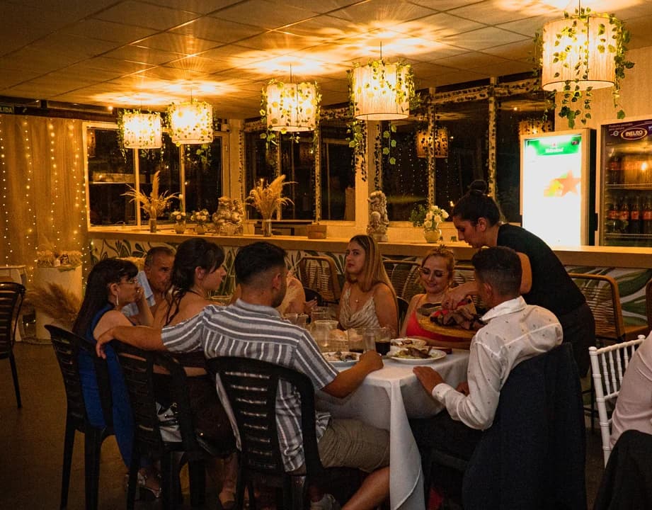 Mesa de invitados durante la cena nocturna