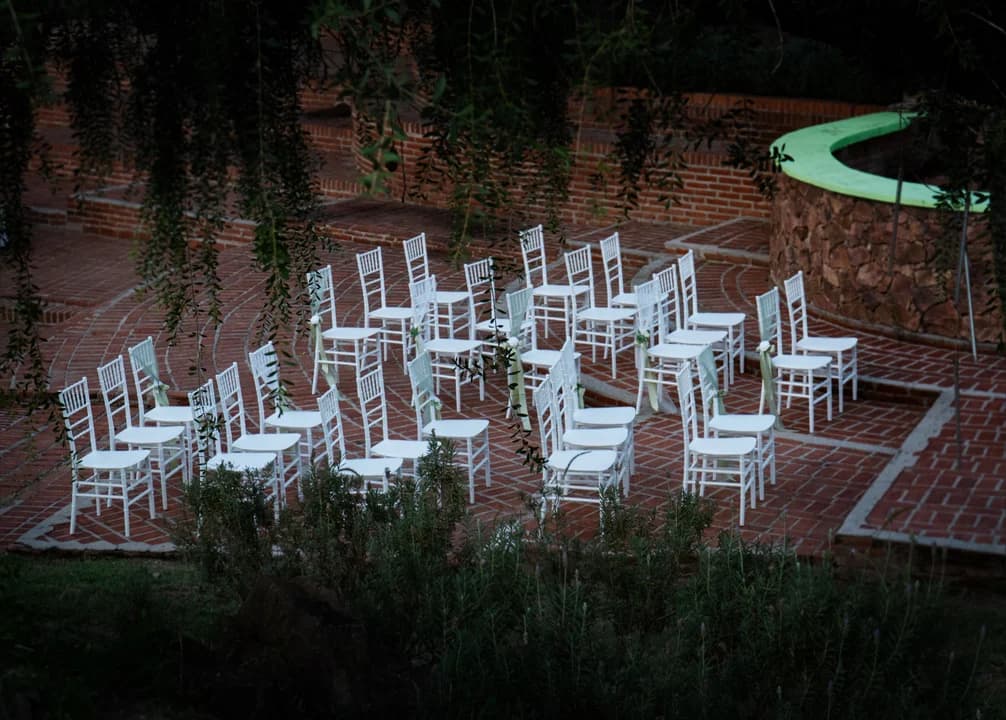Anfiteatro de ladrillo con sillas para ceremonia